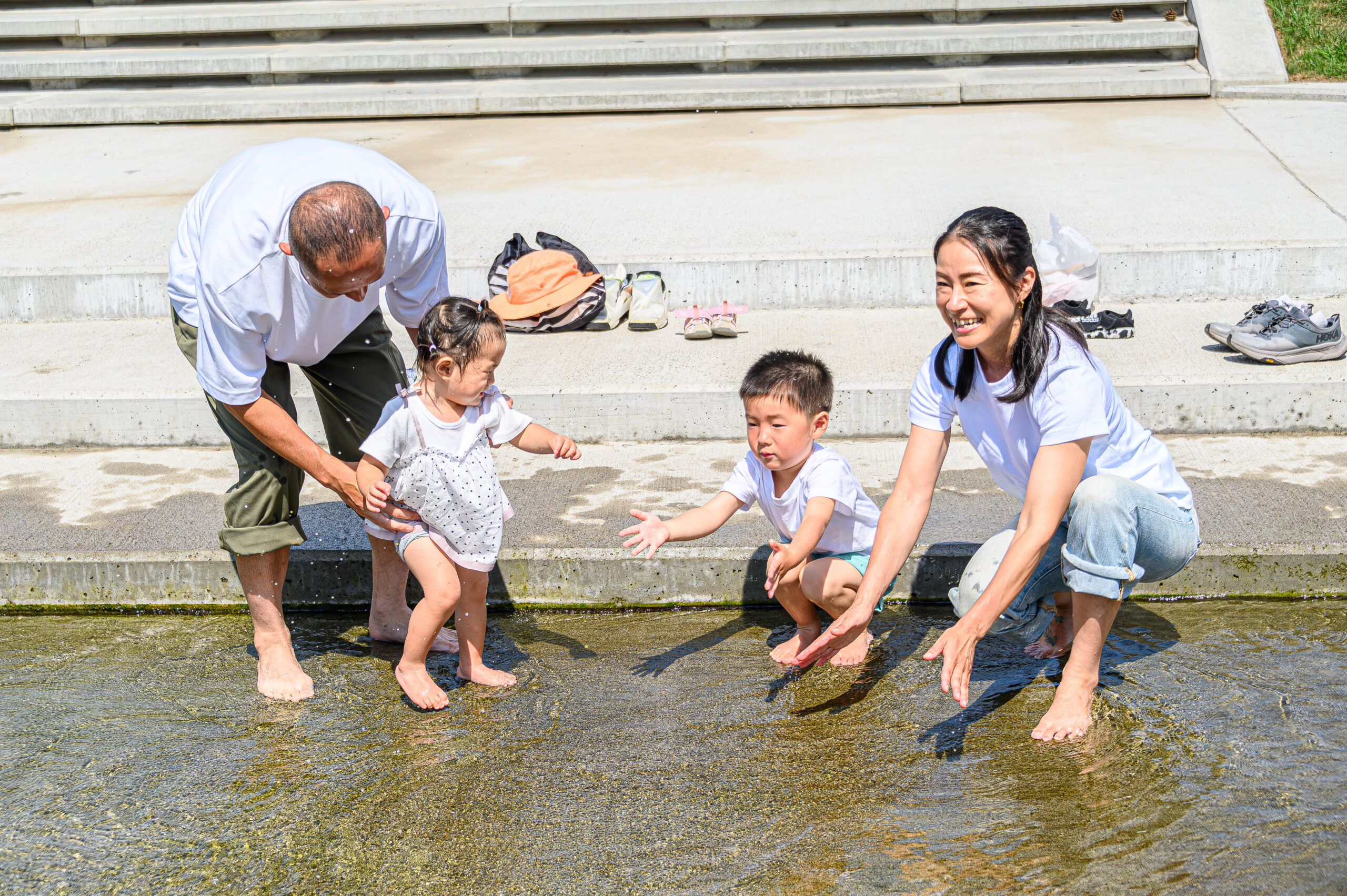だてアドベンチャー前で水遊び