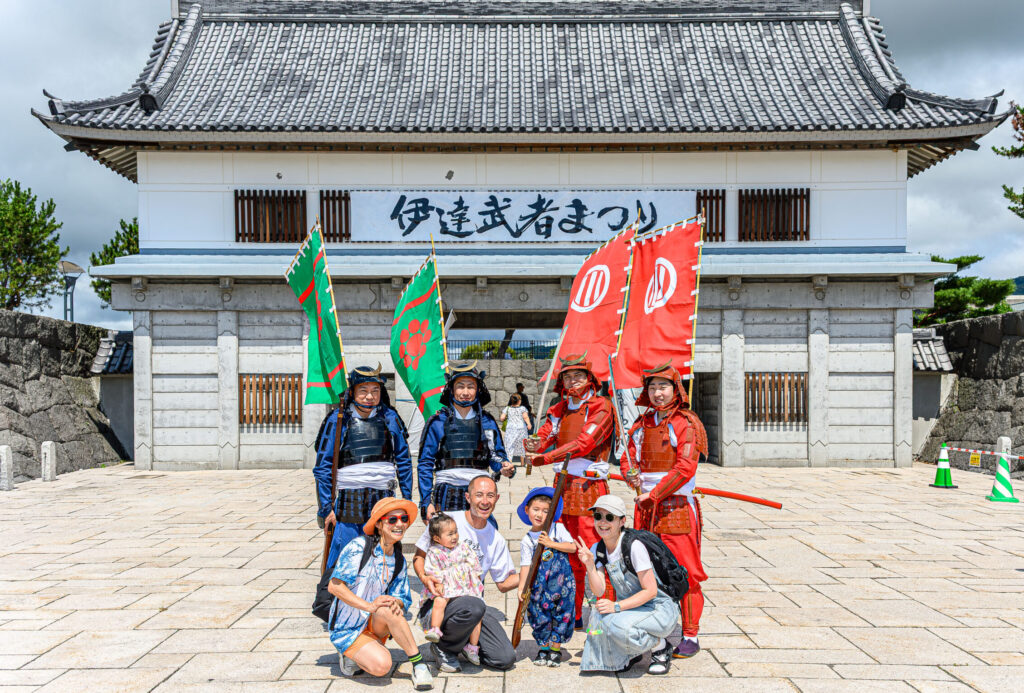 甲冑武者と旗写真